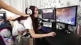 和漂亮妹子一边啪啪一边玩守望先锋你俩是操爽了这不是坑人吗这局铁定输了