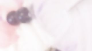 三寸蘿莉康納潮吹日記小雞跳蛋水晶棒自慰快速抽插帶出絲絲白漿