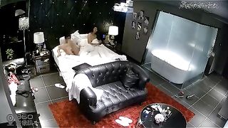 主题酒店豪华套房水滴摄像头偷拍眼镜男一边看电影一边和女友啪啪