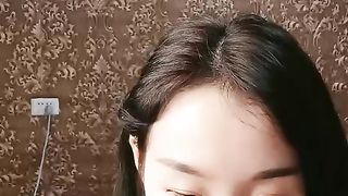 剧情演绎韵味美少妇勾搭足浴男技师，往上一点点再往上一点点，大腿根部揉搓掏出奶子，拨开内裤按摩床上骑坐