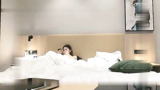 91约妹达人有男朋友黑色长裙妹子，手机没电连上继续操，深喉口交硬了翘起屁股后入抽插猛操