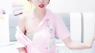 米拉和主人的幸福生活今晚玩制服诱惑护士装，性感黑丝红唇吊带内裤，舔屌口交上位骑坐抽插，后入猛操多次喷水