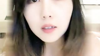 爱鸡的白白肉肉高颜值甜美妹子啪啪，性感睡衣特写口交上位骑坐猛操