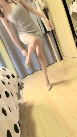 【榨精少女】6-28 高挑长腿萝莉全身粉嫩，挺瘦的但是奶子还挺大像刚发育好，史上最干净的小穴之一，大黑牛自慰 粉嫩阴唇好漂亮