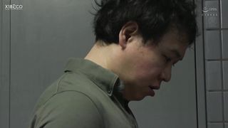 【中文字幕】屌丝男被送上门的巨乳美女服务，艳福不浅