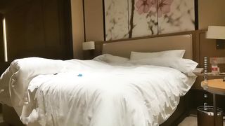 【69堂精品】黄先生高价约大圈女神闻到恶臭干呕三分钟继续