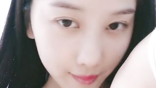 【69堂精品】170CM美妞无毛肥穴房间全裸自摸近距离视角看