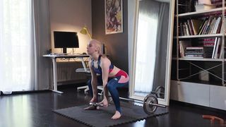 【69堂精品】小美女抱住揉捏戴上硕大假鸡巴深入逼穴