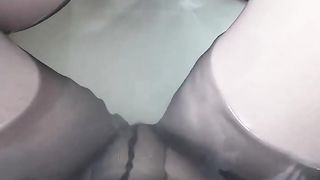 浴室丝袜美腿玉足玩弄鸡巴内射