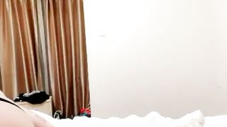 白嫩小人妻主动上位抽插高潮喷水