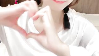 卡哇伊两根小辫子萌妹娇小身材全裸自慰扣穴