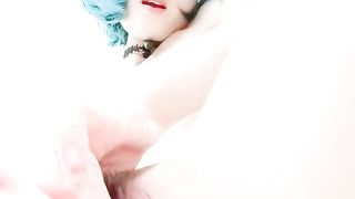 蓝色短发小姐姐甜美笑容苗条黑丝美腿扣穴双指插入