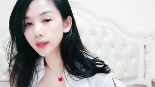 【69堂精品视频】海归风骚少妇发骚揉奶玩逼听狼友指挥撅着屁股求草