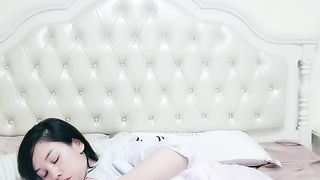 【69堂精品视频】海归风骚少妇发骚揉奶玩逼听狼友指挥撅着屁股求草