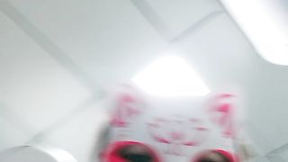 迷人的小少妇让小哥抱在怀里亲着小嘴揉奶又玩逼洗澡诱惑