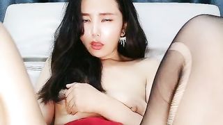 迷人的小少妇风骚勾人诱惑狼友黑丝诱惑道具玩逼喷水