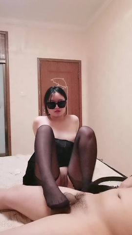 【69堂精品视频】开档黑丝无毛逼让大哥用道具玩逼多体位蹂躏