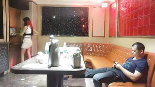 【69堂精品视频】探花炮哥全网商K选妃一排美女灯红酒绿下裸体