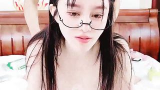 【69堂免费视频】小乔吃不饱喜欢舔弄马眼骚男喜欢舔逼相互刺激