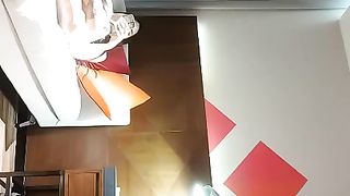 【69堂免费视频】化妆品专卖店的小三被打 衣服都扒奶子都露出来了太暴力 骑着凑 别说还挺漂亮