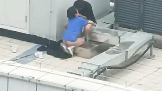 【69堂免费视频】天台门事件中学情侣翘课跑到商场天台啪啪解锁各种姿势围观吃瓜群众看得口干舌燥