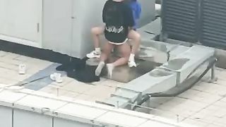 【69堂免费视频】天台门事件中学情侣翘课跑到商场天台啪啪解锁各种姿势围观吃瓜群众看得口干舌燥