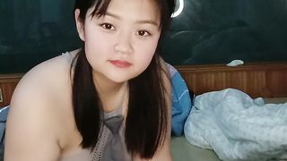 【69堂免费视频】口交大鸡巴道具玩逼，主动上位爆草抽插，听狼友指挥玩弄呻吟可射