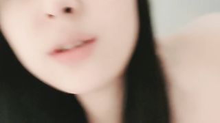 【69堂免费视频】骑脸插嘴粉嫩小穴，大肥臀骑乘位，第一视角爆操