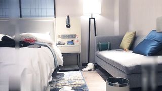 【69堂免费视频】牛仔裤高筒靴大长腿女神约到酒店 身材很不错前凸后翘丰腴销魂