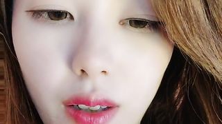 【69堂免费视频】性感女神御姐飘飘精彩大秀直播刺激狼友，勾搭小鲜肉调教，全程露脸揉奶玩逼让小哥边舔边抠，浪叫不止好骚啊