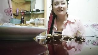 【69堂免费视频】绿帽老公的骚媳妇让别人3P，自己在旁边观战指导！