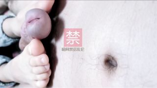 【69堂免费视频】最新国产精品廉租癖兽父猥亵女儿，让刚满16岁的女儿给足交射精