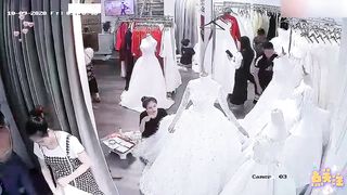 【69堂免费视频】婚纱店偷拍新娘伴娘试婚纱露出可爱奶子