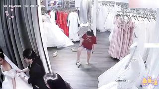 【69堂免费视频】婚纱店偷拍新娘伴娘试婚纱露出可爱奶子