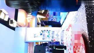 【69堂免费视频】高挑靓女塞着跳弹现场主持婚礼，内裤都湿透了，紧张又刺激，内裤湿透沾满了粘液