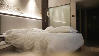 【69堂免费视频】【胖子探花】姿势角度超多，大神太会玩了，阴毛巨浓非常诱人，被操瘫软累到趴下