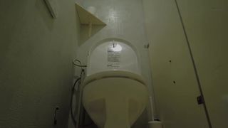 【69堂免费视频】一个习惯性偷窥和性骚扰的垃圾老师引起了我的注意，并在危险的一天强奸了我。