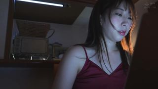 【69堂免费视频】在家工作都充满权力骚扰的恶女，被丈夫和下属的“居高临下屌丝二人组”用春药制服！完整的下巴压力与连续羞辱的中出组合