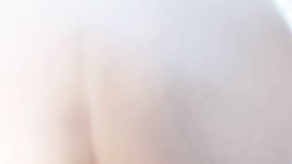 【69堂免费视频】在床上骚的很，抓起屌就要吃