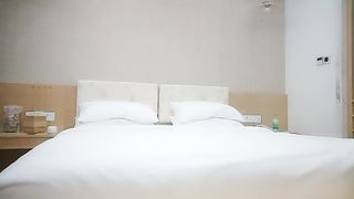 【69堂免费视频】又纯又欲眼镜妹翘起屁股带着眼镜操侧入打桩