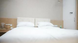 【69堂免费视频】又纯又欲眼镜妹翘起屁股带着眼镜操侧入打桩