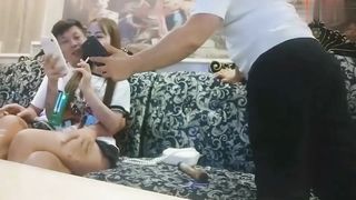 【69堂免费视频】【KTV萝莉公主】新来的公主爱吃棒棒糖，舔着舔着就舔到我鸡巴上了