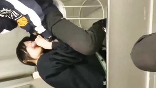 【69堂免费视频】【劲爆热点】HM是一件中学生偷欢事件！中学生没钱开房，只能试衣间内凑合搞一下！