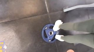 【69堂免费视频】【极品蜜桃臀】健身美女极品身材在众目睽睽之下自慰扣穴