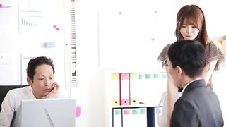 【69堂免费视频】“你在盯着我的腿看，不是吗！？”尽管我女朋友就在我旁边，我还是把她的腿缠在她身上，在她耳边低语，我要给她手淫，让她走为体内射精而疯狂