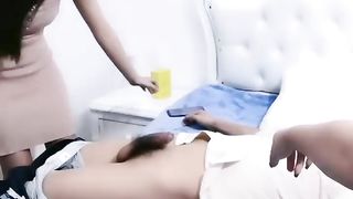 【69堂免费视频】剧情演绎热水器修理工上门维修被两个少妇下药 拖到卧室扒掉裤子双飞，骑在身上抽插猛操，一起舔屌换着操