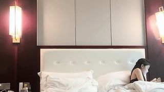 【69堂免费视频】包养的漂亮妹妹，苗条身材大长腿，趴在身上吃大吊，口活很棒，主动骑乘抽插，爽的呻吟