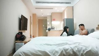 【69堂免费视频】千人斩林总寻花笑起来甜美外围妹，脱光光口交舔屌近距离拍摄，张开双腿猛操侧入抽插，还没搞完被妹子催烦了