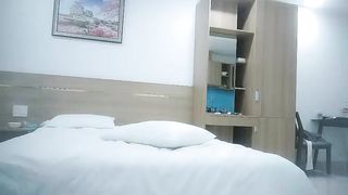 【69堂免费视频】午夜7寻花徒弟越南约牛仔短裤大奶妹，掰穴手指扣逼特写口交，翘起屁股后入大屁股猛烈撞击