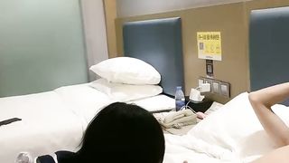 【69堂免费视频】娇小身材细腰美臀，骑乘位怼骚穴，扶腰后入爆操